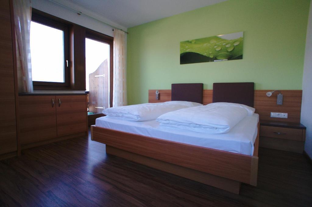 Weihergut Cermes Room photo